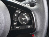 【アダプティブクルーズコントロール】ステアリングのスイッチを操作するとミリ波レーダーで先行車との距離を測定。設定を適切に保ちながら加速・減速、さらに停止まで自動に追従します。