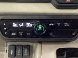 オートエアコンがついてますので、簡単操作で快適に過ごせます。リア熱線のスイッチの中にサイドミラーヒーターも入っています。パネル内のシートヒータースイッチは前席の左右別々に2段階で温度設定ができます。