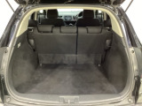 ラゲッジも広く使いやすいトランクは、開口部も広く荷物の積み下ろしもしやすいお車となっております。リアシートの背もたれは6:4の割合で分割して可倒できるので、長いお荷物などを載せることもできます。