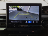 【バックカメラ】運転が苦手な方も車庫入れラクラクです!ギアをリバースに入れれば自動的に切り換わりますので、面倒な操作は不要です♪狭い駐車場もお車を傷つけず安心ですね!