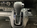 CVT車のセレクトレバーです。低速から高速まで、変速ショックのないスムーズな走りを実現するとともに、エンジン効率のよい領域を維持することで燃費にも貢献します。