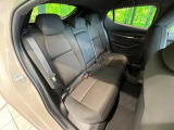 後部座席も気になるようなキズ・汚れやへたり等、大きなダメージはなく、良好な状態です。