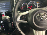 運転中、オーディオの操作をしてて、ハッとしたことはありませんか?ステアリングスイッチは、運転中でもハンドルでオーディオの操作が可能です。安全なドライブをサポートします。