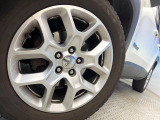 ●純正17インチアルミホイール:輸入車ならではの卓越した走りを支えるホイールと足回りです!日本車の走りに慣れている方にもぜひ体感して頂きたいほど、高いレベルでまとまっています!