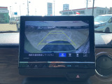 リアカメラを装備していますのでバック駐車も安心です。リバースギア連動で自動に切り替わり、車後方を表示します。