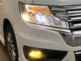 【LEDヘッドライト】悪天候や夜間走行時も良好な視界を確保し安心して運転できる高輝度LEDヘッドライトを装備!点灯速度が早く、消費電力も抑えられています。