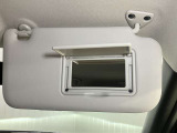 【運転席サンバイザー】鏡が付いているのでメイク直しなどにも便利★