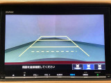 【バックカメラ】運転が苦手な方も車庫入れラクラクです!ギアをリバースに入れれば自動的に切り換わりますので、面倒な操作は不要です♪狭い駐車場もお車を傷つけず安心ですね!