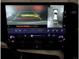 パノラミックビューモニター。車両を上から見たような映像を表示。運転席から目視しにくい車両周囲の状況をリアルタイムで確認できます。