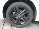 純正アルミホイール。とても精度が高く、走行安定性、デザイン性ともに優れてます。安心してお乗り頂けます。