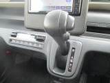 足もとが広く使えるようにインパネシフトを採用しています。