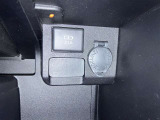 充電用USB端子付き。スマートフォンなどの充電に便利です。