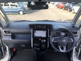 シンプルながら機能性溢れる運転席廻りです。視界性もよく、運転しやすいですよ。