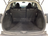 ラゲッジも広く使いやすいトランクは、開口部も広く荷物の積み下ろしもしやすいお車となっております。リアシートの背もたれは6:4の割合で分割して可倒できるので、長いお荷物などを載せることもできます。