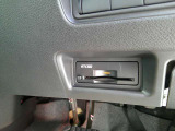 運転席から手の届く位置に ETC2.0付いております。高速道路の料金所もスムーズに通過できますよ♪