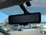 車両後方のカメラ映像を映し出し、車内の状況や、天候などに影響されずいつでもクリアな後方視界が得られるインテリジェントル-ムミラ-が装備されております。