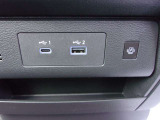 USB電源ソケットです。前席に1個セカンド・サードシートに各2個付いています。とても便利ですね!
