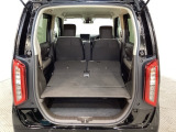 リアシートの背もたれを倒してさらに広々としたトランクスペースになります。段差も少なく荷物の出し入れもしやすくなっています。