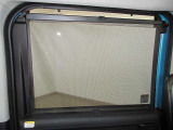 後席ドアには日よけ(メッシュサンシェード)を装備。ドア内張内に格納されているので必要に応じで引き上げて使用します。