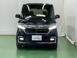 LEDヘッドライトを装備しています。LEDヘッドライトはとても明るく、雨の日や夜間走行も安全・安心です。オートライトコントロール付きで周囲の明るさに応じて自動で点灯・消灯します