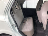 【後部座席】も当然、綺麗・清潔に仕上げております。内装の綺麗なお車は気持ちが良いですし、コンディションのいい車が多いです。これもオススメの1台です。