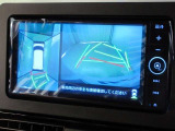 パノラミックビューモニター付きです。車両を上から見たような映像をナビゲーション画面に表示。運転席からの目視だけでは見にくい、車両周辺の状況をリアルタイムでしっかり確認できます。