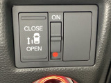 左側電動スライドドアは運転席からでも操作ができるように、ハンドル付近に開閉の操作スイッチが付いています。