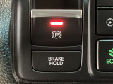 指先の操作でパーキングブレーキの「作動と解除」が行うことができる装備。ブレーキペダルから足を離しても停止し続けてくれるオートブレーキホールド機能。信号待ちなどの際には便利。ECO運転で低燃費走行♪