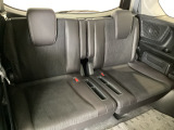 【3列目シート】しっかりした厚みの有るシートになりますので長い時間のドライブでも安心してお乗り頂けます♪