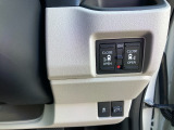 パワースライドドアが装備されています。挟み込み防止機能によりお子様の乗り降りも安心です。車内・車外のドアハンドルからはもちろんのこと運転席スイッチやリモコンキーからも開閉操作が可能で大変便利です。