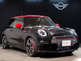 MINIのフロントグリルのデザインはイギリスで生まれた当初から、シルバーのサイドバーが折り重なった伝統的なデザインで御座います。その伝統はBMWのお車になってからでも少しずつ形を変えて守られております
