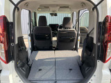 後席を全て倒して、荷物専用のスペースにした状態です。これなら長いものも積めますし、ご旅行や趣味に活用できますね。