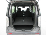 リヤシートを畳むと荷室がさらに広くなります。