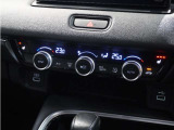 【オートエアコン】温度を設定すれば自動で快適な車内温度を保ちます。エアコン内部の高性能脱臭フィルターで車内のアレルゲンや花粉を除去。