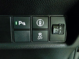 パーキングセンサーや横滑りを防ぐVSA等のスイッチ類は運転席の右側、手の届きやすい位置にあります。