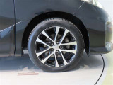 純正のアルミホイール装着車です。タイヤサイズは225/50R18です。
