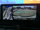 【アラウンドビューモニター】空から見下ろすような視点で、スムースな駐車と安全確認をサポートします。