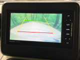 【バックカメラ】駐車時に後方がリアルタイム映像で確認できます。大型商業施設や立体駐車場での駐車時や、夜間のバック時に大活躍!運転スキルに関わらず、今や必須となった装備のひとつです!