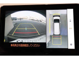 前後左右のカメラの映像を合成し、車を上から見たような視点のパノラミックビューモニター。後方の死角だけでなく左右や前方の障害物の発見もしやすくなります。