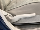シートハイトアジャスターが付いているので運転姿勢を調整するのに便利ですね。身長に合ったシートポジションは安全運転や疲労軽減にもつながります。