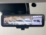 【インテリジェント ルームミラー】車両後方のカメラ映像をミラー面に映し出すので、車内の状況や、天候などに影響されずいつでもクリアな後方視界が得られます!