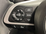 ステアリングスイッチ付き。前方から目を離すことなくオーディオ操作をすることが可能です。