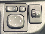 【電動格納ミラー】サイドミラーは電動格納式となっており、狭い駐車場でもキズがつくリスクを抑えられます。