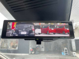スマートルームミラーも付いています。後方ピラーや荷物、後席に同乗している方や曇りなど視界が遮られた場合でも後方カメラからの映像で安全確認をすることができます。