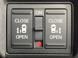 【両側パワースライドドア】スマートキーや運転席のスイッチで後席両側スライドドアの開閉が可能♪電動だから力を入れてドアを開ける必要が無く、小さなお子様でも簡単に開け閉めでき快適です♪