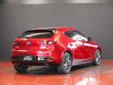 【MAZDA3】光の映り込みだけで、「面のうつろい」を表現し、見る場所、時間、天気によりさまざまな表情を見せ、見るたびに「このクルマにして良かった」と思っていただける車です。洗車も楽しくなります。