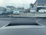 HUDは、運転者が視線を前方から大きく外さずに速度やナビ情報などを確認できる車載ディスプレイシステムです。