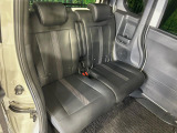 後部座席も気になるようなキズ・汚れやへたり等、大きなダメージはなく、良好な状態です。