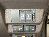 両側電動スライドドアは運転席から操作ができるよう、操作スイッチが付いています。Hondaセンシング用のVSA(ABS+TCS+横滑り抑制)解除と路外逸脱抑制機能のオンオフスイッチなどがあります。