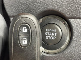 【キーレススタートシステム】カバンやポケットに入れたままでもドアの施錠・解錠が可能なスマートキーを装備。エンジンのオン・オフ時もカギを取り出す必要が無いからとっても便利です♪